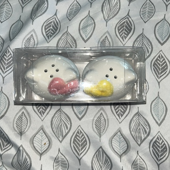 Hello Kitty Pink and Yellow Ceramic Shaker Set - Picture 5 of 5